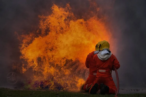 Bombero están utilizando agua en la operación de lucha contra incendios —  Fotos de Stock