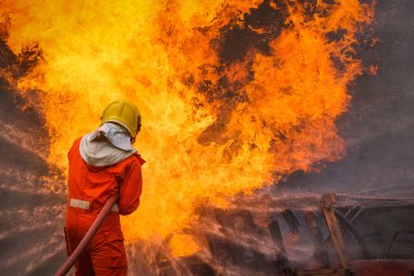 Firefighter yangın söndürme operasyonu su kullanıyor