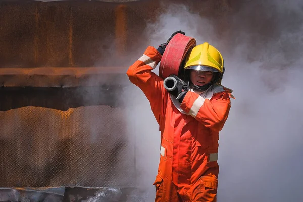 Brandweerlieden training, team praktijk om te vechten met vuur — Stockfoto