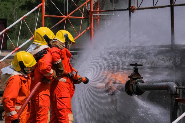 Fuga de gas de tubería y valv.flame de gas leak.fire lucha wi —  Fotos de Stock