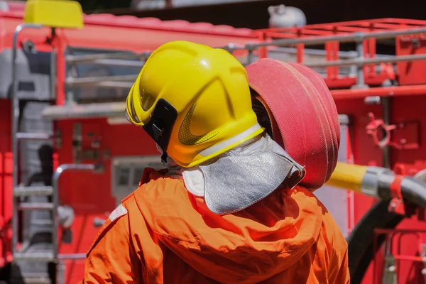 Treinamento de bombeiros, prática de equipe para lutar com fogo em — Fotografia de Stock