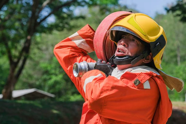 Entrenamiento de bomberos, Práctica de equipo para luchar con fuego en em —  Fotos de Stock