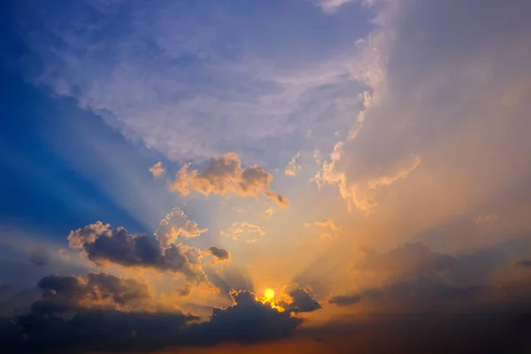 Epic dramático atardecer hermoso amarillo naranja y azul colores su — Foto de Stock