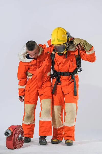 Bombeiros ensinam como ajudar aqueles que são queimados . — Fotografia de Stock