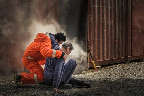 Pemadam kebakaran mengajarkan cara membantu mereka yang terbakar . — Stok Foto