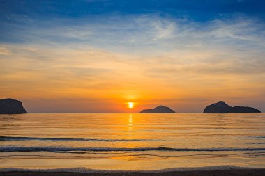 Ao Manow beach gündoğumu zaman içinde doğal mahallinde. İşlem rengi.