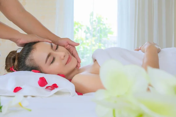 Close up beautiful woman having head massage in spa salon — Stock Photo, Image