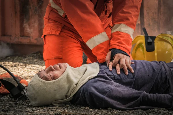 Bombeiros salvam vidas do fogo fazendo CPR. — Fotografia de Stock