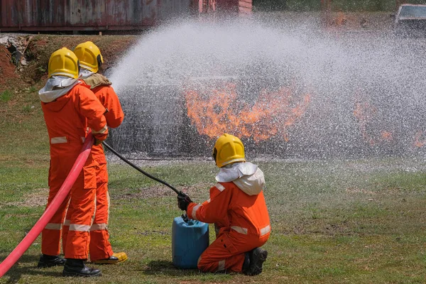 Brandweerlieden blussen het vuur met een chemisch schuim komen — Stockfoto