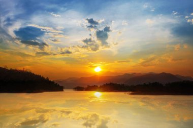 Kaeng-Krachan Barajı'nda gün batımı zamanı, Tayland Ulusal Parkı