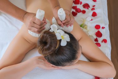 Bitkisel kompres masajı sarmak için birçok otlar kullanan bir bez 