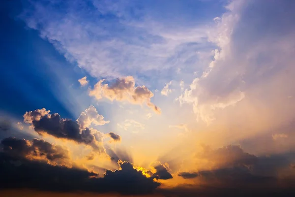 Hermosa puesta de sol de Tailandia con llamativos rayos de luz solar . — Foto de Stock