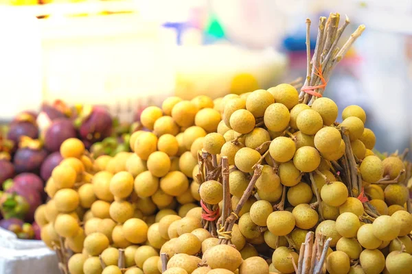 Lamyai está pronto para venda na baia de frutas tailandesa de comida de rua . — Fotografia de Stock