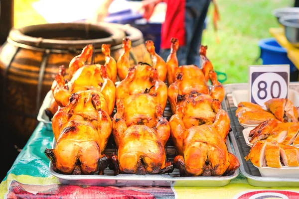 Geroosterde kip in een potje klaar voor verkoop in de gangpad in Thailand. — Stockfoto