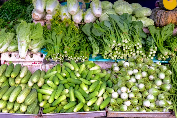 Разнообразие овощей на рынке — стоковое фото
