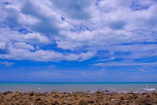 岩石，海洋和蓝天岛泰国 — 图库照片