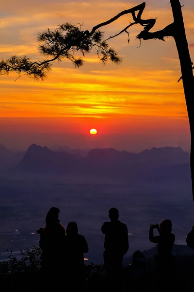 Musta siluetti Phu Kradueng kansallispuisto auringonnousun aikaan Loei, T — kuvapankkivalokuva