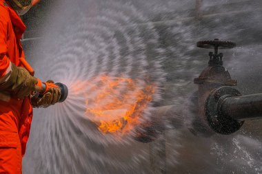 Boru ve valv 'den gaz sızıntısı. gaz sızıntısından gelen alev. yangın mücadele Wi