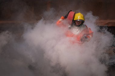 Firefighters eğitimi, takım uygulama ateş ile mücadele için em