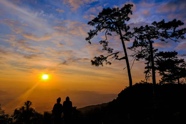 Svart siluett Phu Kradueng National Park vid soluppgången i Loei, T — Stockfoto
