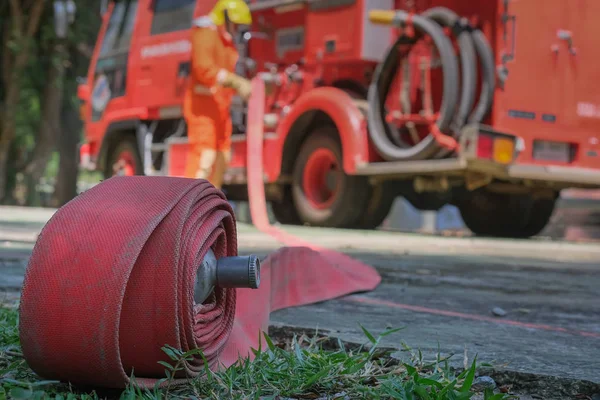 Treinamento de bombeiros, prática de equipe para lutar com fogo em — Fotografia de Stock