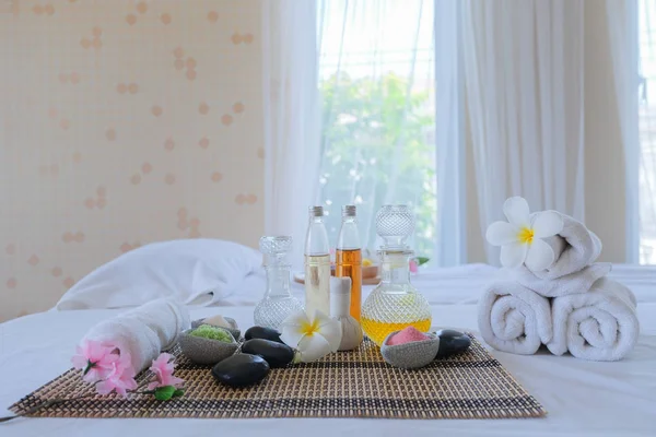 Spa tedavi seti ve yatak masajı üzerine aromatik masaj yağı. Tay dili — Stok fotoğraf