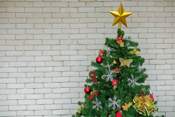 Vánoční stromek s bílým pozadím, bazáky a větvičkami Spru — Stock fotografie