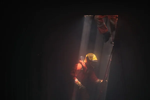 Firefighters went to rescue the fire from the chimney above. — Stock Photo, Image