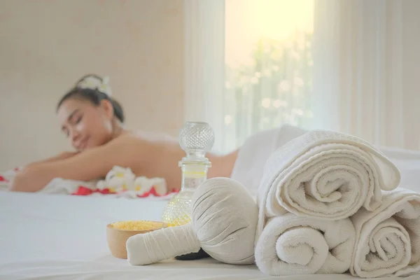 Spa tedavi seti ve yatak masajı üzerine aromatik masaj yağı. Tay dili — Stok fotoğraf
