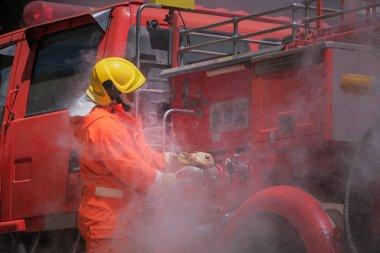 Firefighters eğitimi, takım uygulama ateş ile mücadele için em