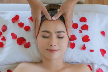 Kaplıcadaki kadınlar, yüz bakımı. kadın lüks oda 