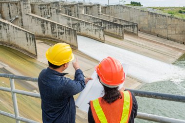 Mühendislik ekibi erkek ve kadın mühendisler ve süpervizörlerle görüşüyor.