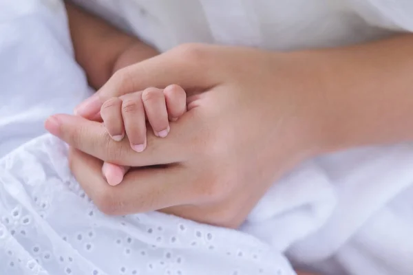 Focus morbido di mani e mamma del bambino, Nuova famiglia e protezione del bambino — Foto Stock