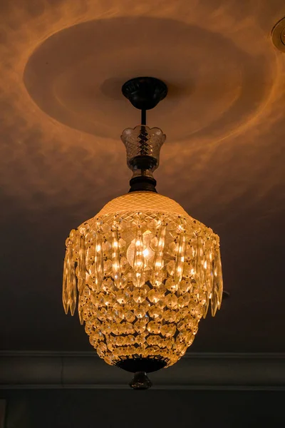 Lampadario o lampada bianca calda con soffitto nella hall — Foto Stock