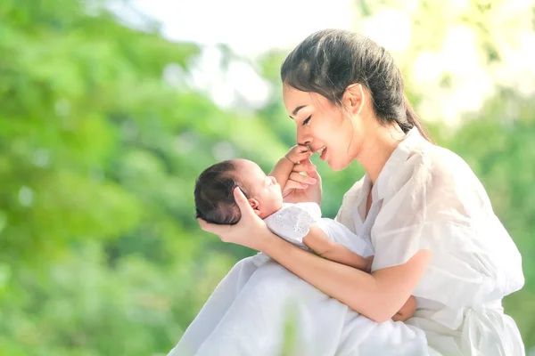 Beautiful mother and baby Family  in an Asian park — Stock Photo, Image