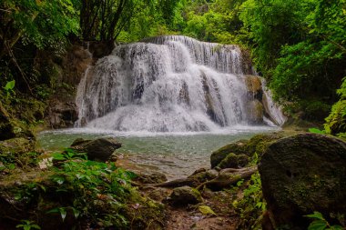Huai-mae-kha-min şelalesi Kanchanaburi Tayland 'ın ulusal parkında güzel bir şelale.