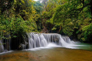 Huai-mae-kha-min şelalesi güzel 2nci kat şelalesi Kanchanaburi Tayland ulusal parkında.