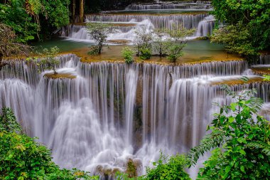 Huai-mae-kha-min şelalesi Kanchanaburi Tayland ulusal parkında dördüncü kat şelalesi.