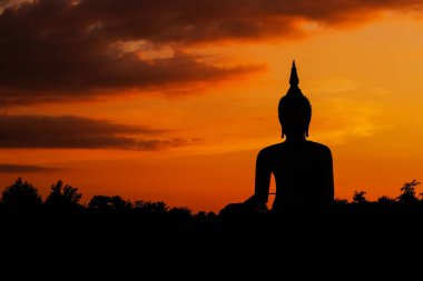 Büyük altın bir Buda heykelinin silueti Wat Muang, Ang Thong Eyaleti, Tayland