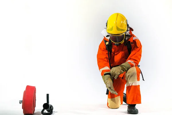 Bombeiros Vestindo Roupas Combate Incêndios Fundo Branco Ajuda Prevenir Fogo — Fotografia de Stock