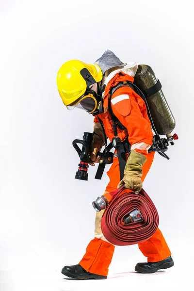 白い背景に消防服を着た消防士と火災を防ぐのに役立ちます — ストック写真