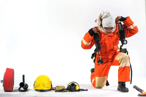 Brandweerlieden Dragen Brandbestrijdingskleding Een Witte Achtergrond Helpen Brand Voorkomen — Stockfoto