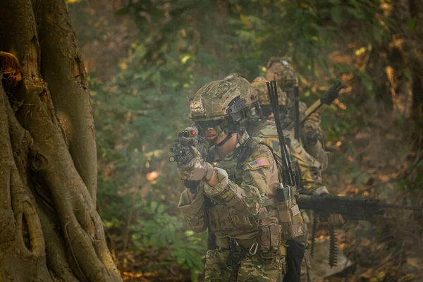 Soldaten Mit Marineinfanteristen Für Militäroperationen Asiatischen Wald — Stockfoto