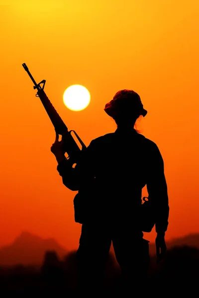 一个以太阳作为军事行动海军陆战队的士兵的相貌 — 图库照片
