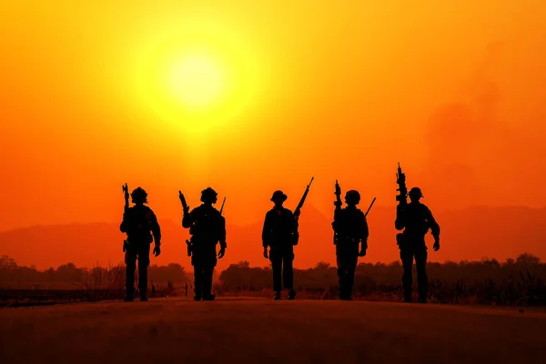 Siluet Seorang Tentara Militer Dengan Matahari Sebagai Korps Marinir Untuk — Stok Foto
