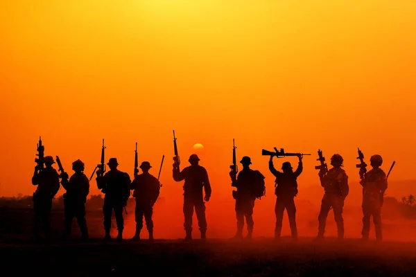 Silhuetten Til Soldat Med Sol Som Marinekorps Til Militære Operasjoner – stockfoto