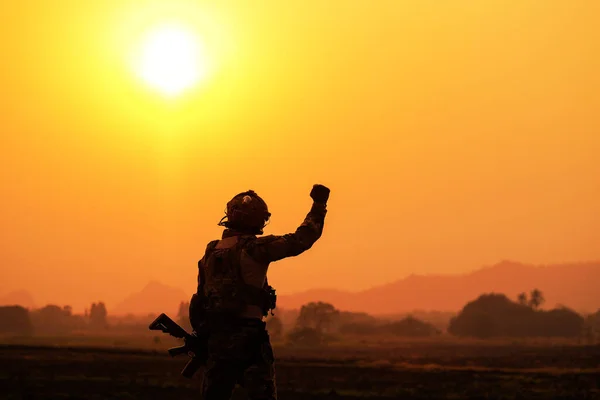 เงาของการต ของทหารบนสนามรบลาดตระเวนในตอนพระอาท — ภาพถ่ายสต็อก