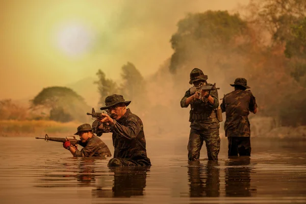 Los Guardabosques Vadean Por Agua Para Disparar Atacar Azar — Foto de Stock