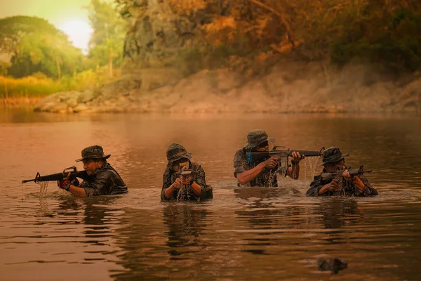 Die Ranger Waten Durch Das Wasser Wahllos Schießen Und Anzugreifen — Stockfoto