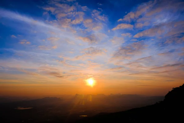 Morgonsolen Vid Pha Nok Aen Phukradueng Loei Provinsen Thailand — Stockfoto